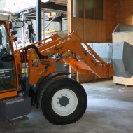 Ein Traktor beschickt eine Modulförderanlage mit Salz