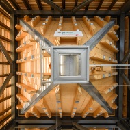 Siloanlage Chur Nahaufnahme eines Holzsilos mit dem Trichter, von unten im Innern der Anlage aufgenommen