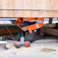 Montagemitarbeiter kniend im Silo drin