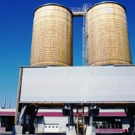 Gesamtanlage in Domdidier (CH) bestehend aus zwei runden mit einem Dachpodest verbundenen Silos aus Holz, Soletechnik und Automatik-System 