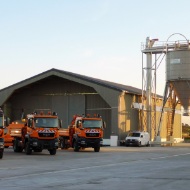 Gesamtanlage in Fahrbinde (DE) bestehend aus einer Lagerhalle und einem Silo aus Holz und einer Soleanlage, davor sind drei Lastwagen auf den Winterdienst parkiert