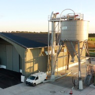 Gesamtanlage in Fahrbinde (DE) bestehend aus einer Lagerhalle und einem Silo aus Holz und einer Soleanlage