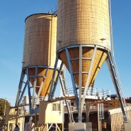 Gesamtanlage in Wien (AT) bestehend aus zwei runden Silos aus Lärchenholz, mit Stahlunterbau und Bedienpodeste