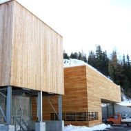 100 m³ Modulsilo aus Holz mit Stahlunterbau neben bestehendem Werkhofgebäude mit gleicher Fassade platziert