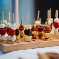 Bunte Spiesse mit Kaese, Tomaten, Mozzarella und Oliven als Fingerfood beim 150-jaehrigen Jubilaeum von Blumer Lehmann.