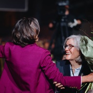 Katharina Lehmann und ihre Mutter in einem emotionalen Moment mit Blumenstrauss beim 150-jaehrigen Jubilaeum von Blumer Lehmann.