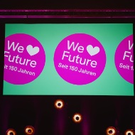 Leinwand mit dem Jubilaeumslogo „We love Future – Seit 150 Jahren“ beim Event von Blumer Lehmann.