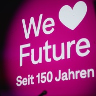 Leuchtend pinkes Logo „We love Future – Seit 150 Jahren“ als Lichtprojektion beim Jubilaeum von Blumer Lehmann.