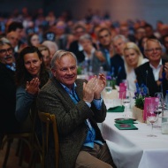 Gaeste applaudieren herzlich beim 150-jaehrigen Jubilaeum von Blumer Lehmann – festlich gedeckte Tische und konzentrierte Atmosphaere.