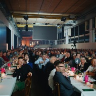 Grosses Publikum bei festlichem Dinner in der Werkhalle von Blumer Lehmann anlaesslich des 150-jaehrigen Jubilaeums – aufmerksam und stimmungsvoll.