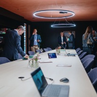 Gespraechssituation im modernen Sitzungszimmer von Blumer Lehmann mit Gaesten beim 150-jaehrigen Jubilaeum – stilvolle Beleuchtung und Dekoration.