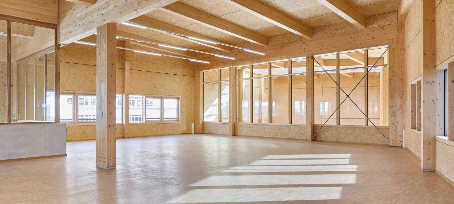 Différents matériaux bois ont été utilisés dans la construction : panneaux de grandes particules OSB, plaques en fibres de bois DWD, bois lamellé-collé DUO, bois massif et bois lamellé-collé pour les fermes en treillis.