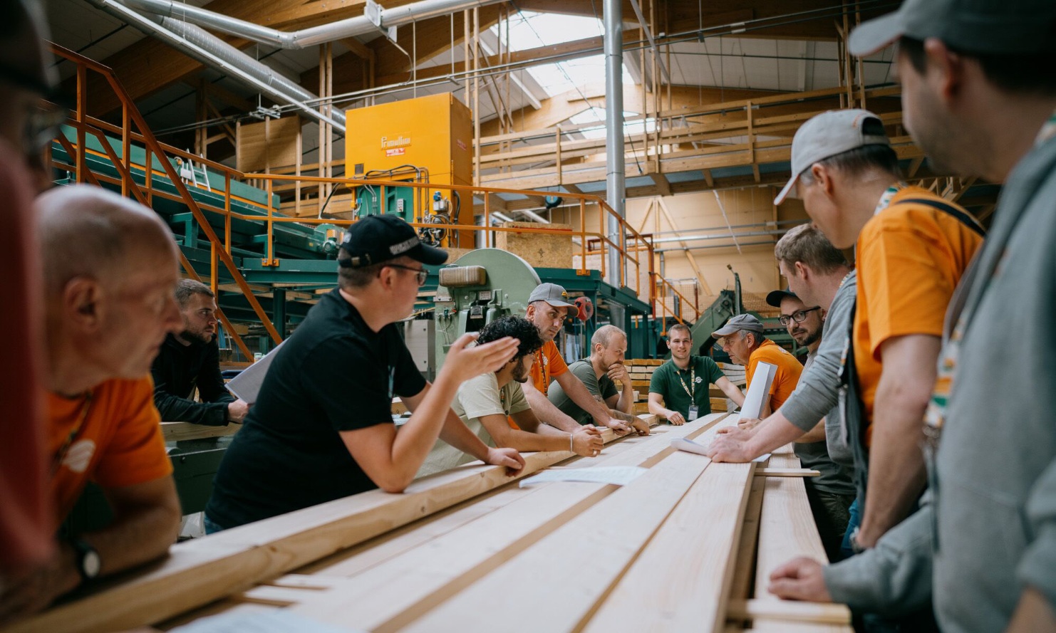 Mitarbeitende an der Hobelwerkschulung