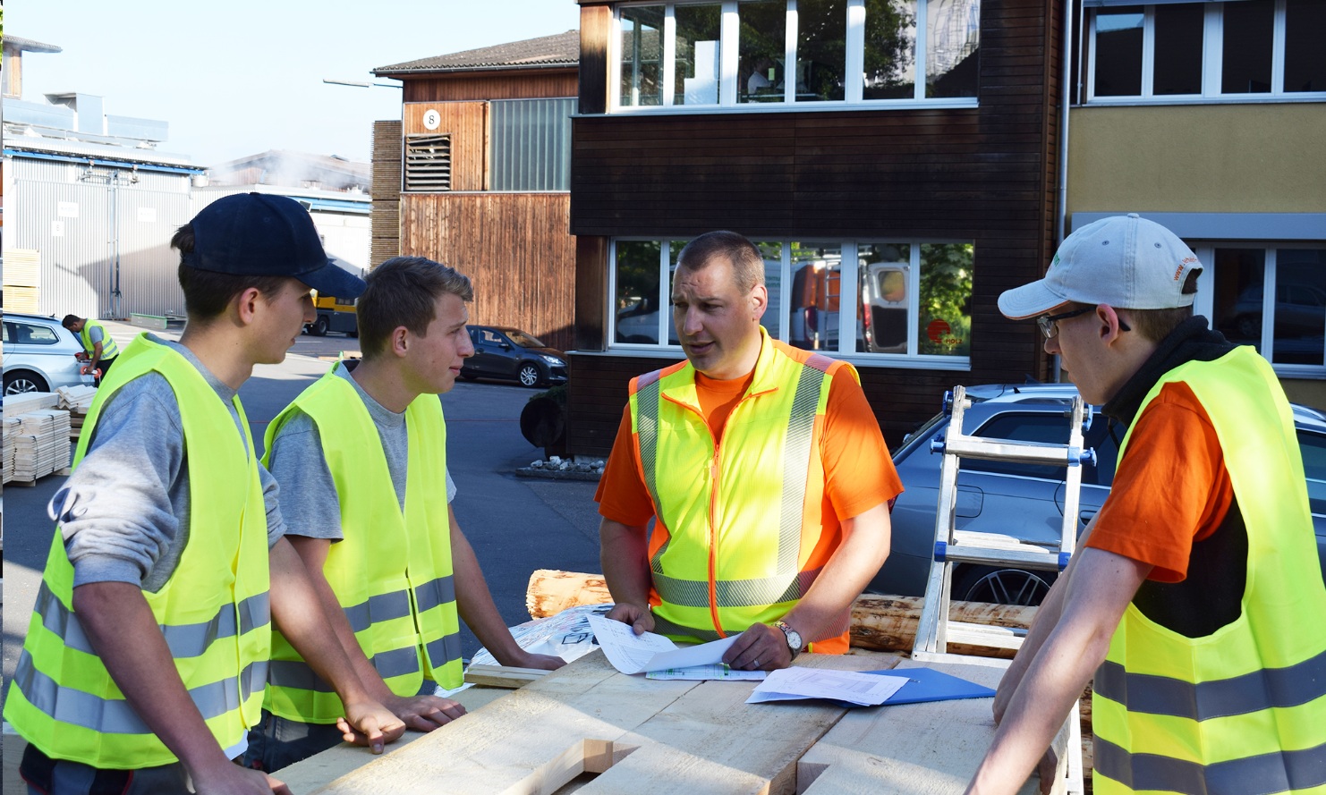 Gruppe von Lernenden besprechen die Arbeiten mit dem Lehrlingsbetreuer