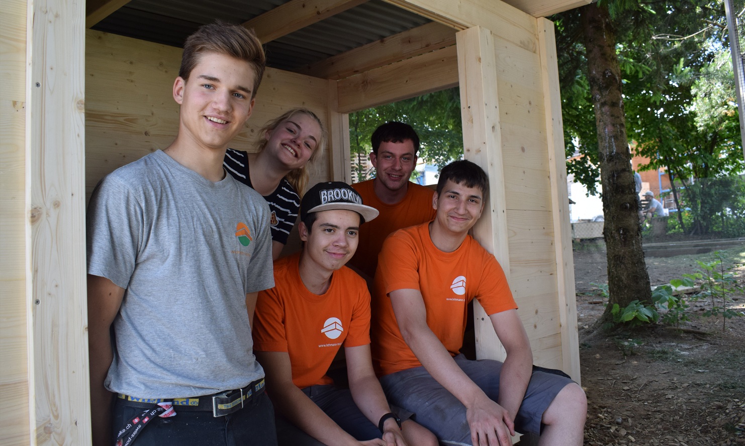 Lachende Gruppe von Lernendem