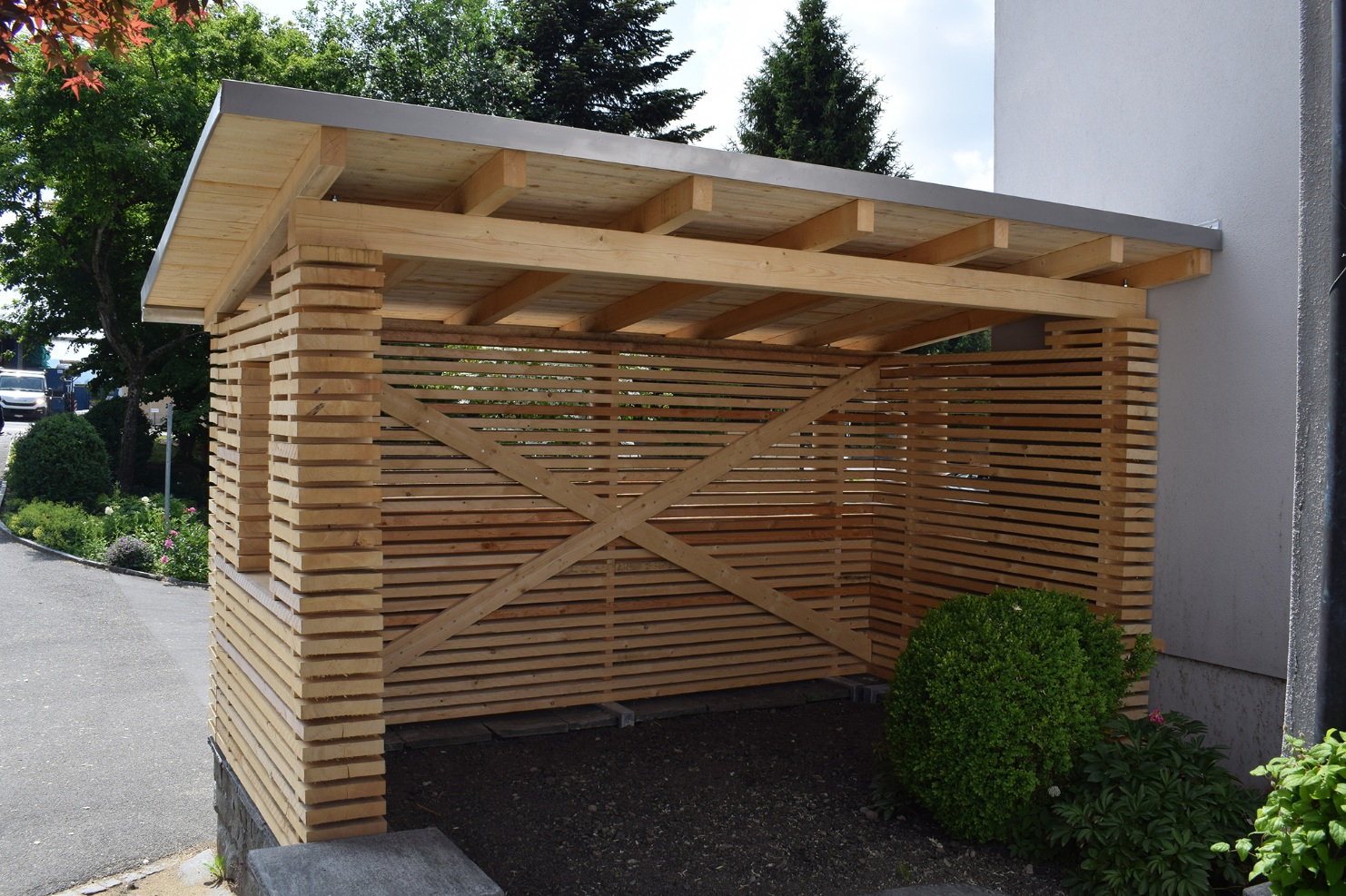 Ansicht des Unterstandes, welche die Lernenden gebaut haben