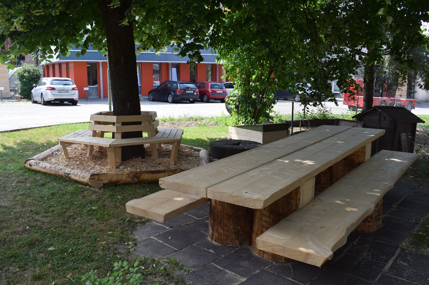 Gebauter Sitzbank und Tisch auf dem Erlenhof