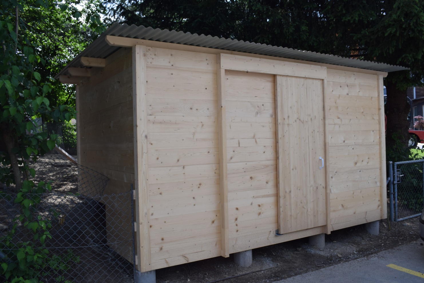 Nahaufnahme des Tierstalls, welcher am Lehrlingscamp gebaut wurde
