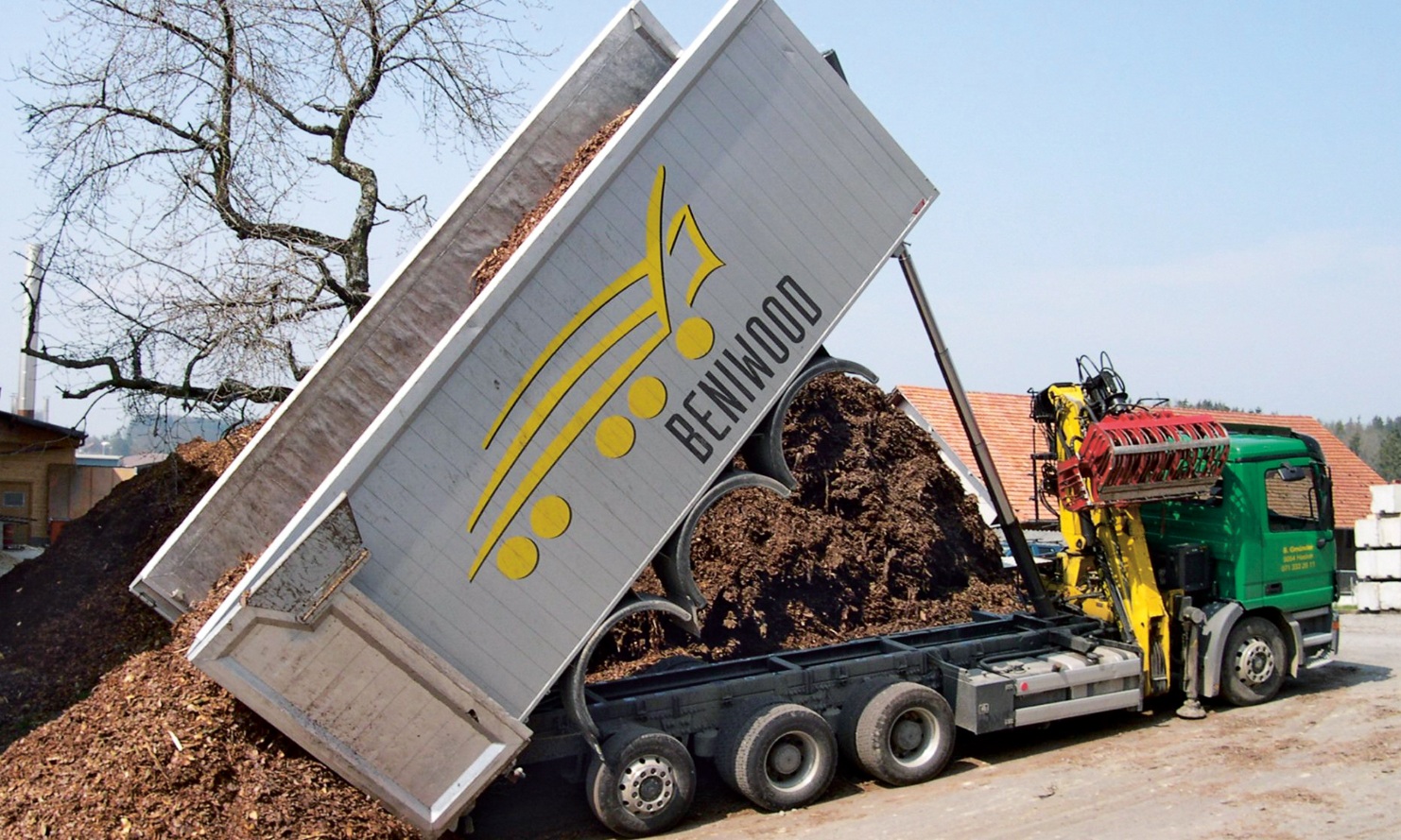 Old picture of a Beniwood truck unloading bark chips