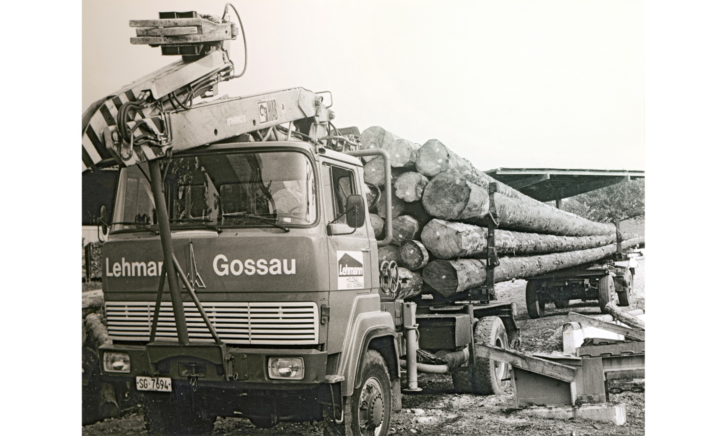 Altes Foto eines Rundholztransport-Lastwagens