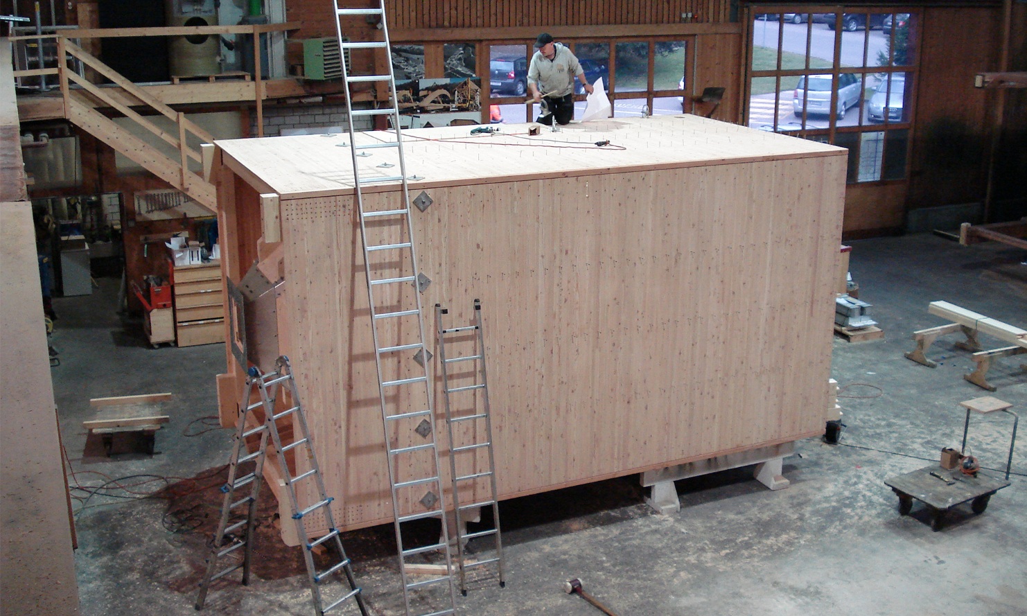 Liegender viereckiger Holzsilo in der Silobau-Werkshalle auf dem Erlenhof