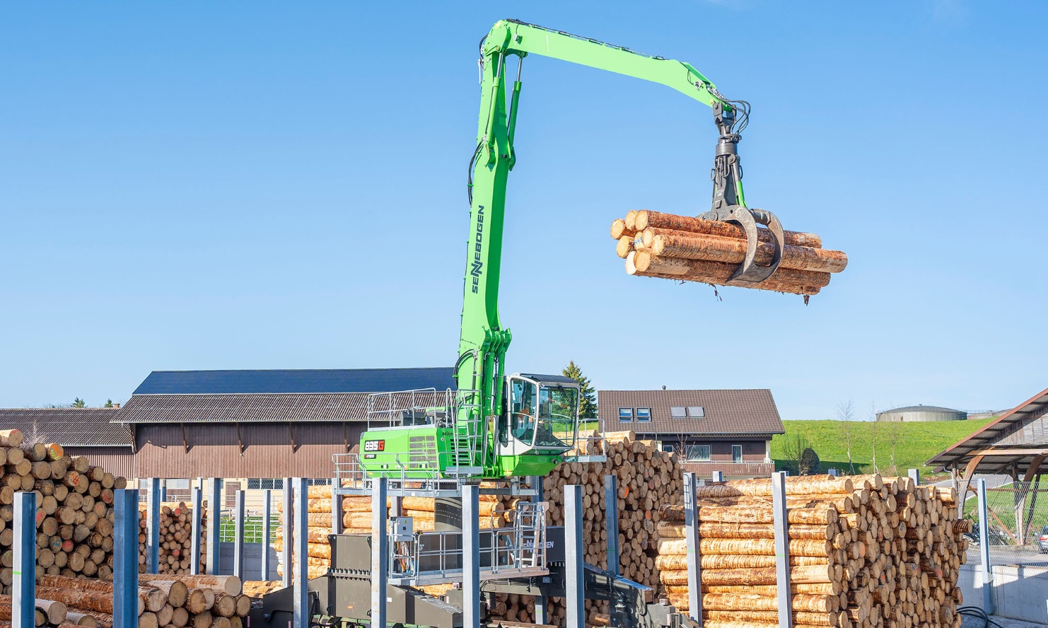 Neuer Rundholzkran in Aktion