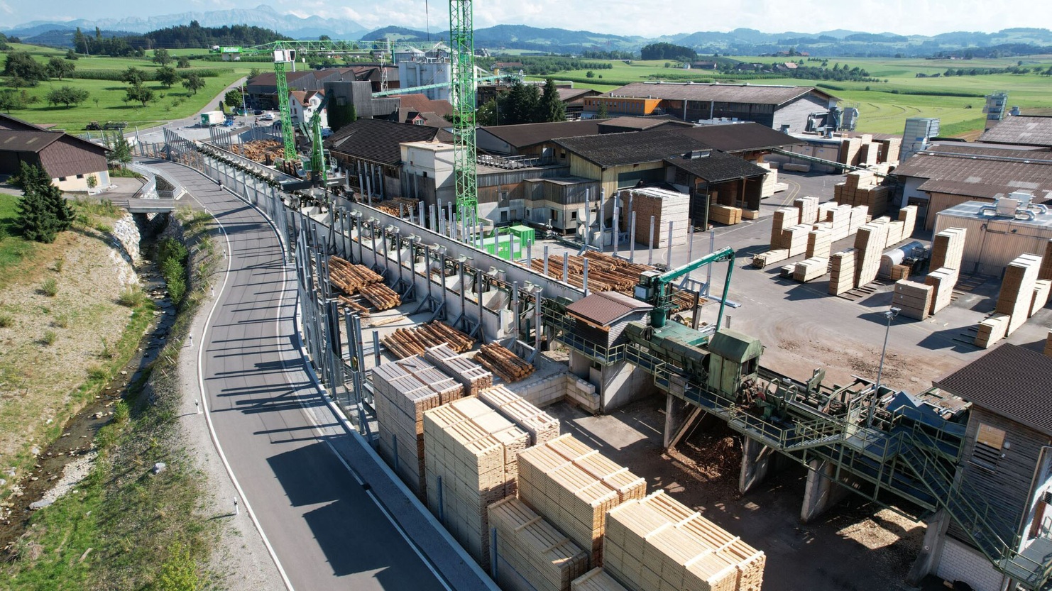 Rundholzplatz mit Portalkran und Schienenanlage