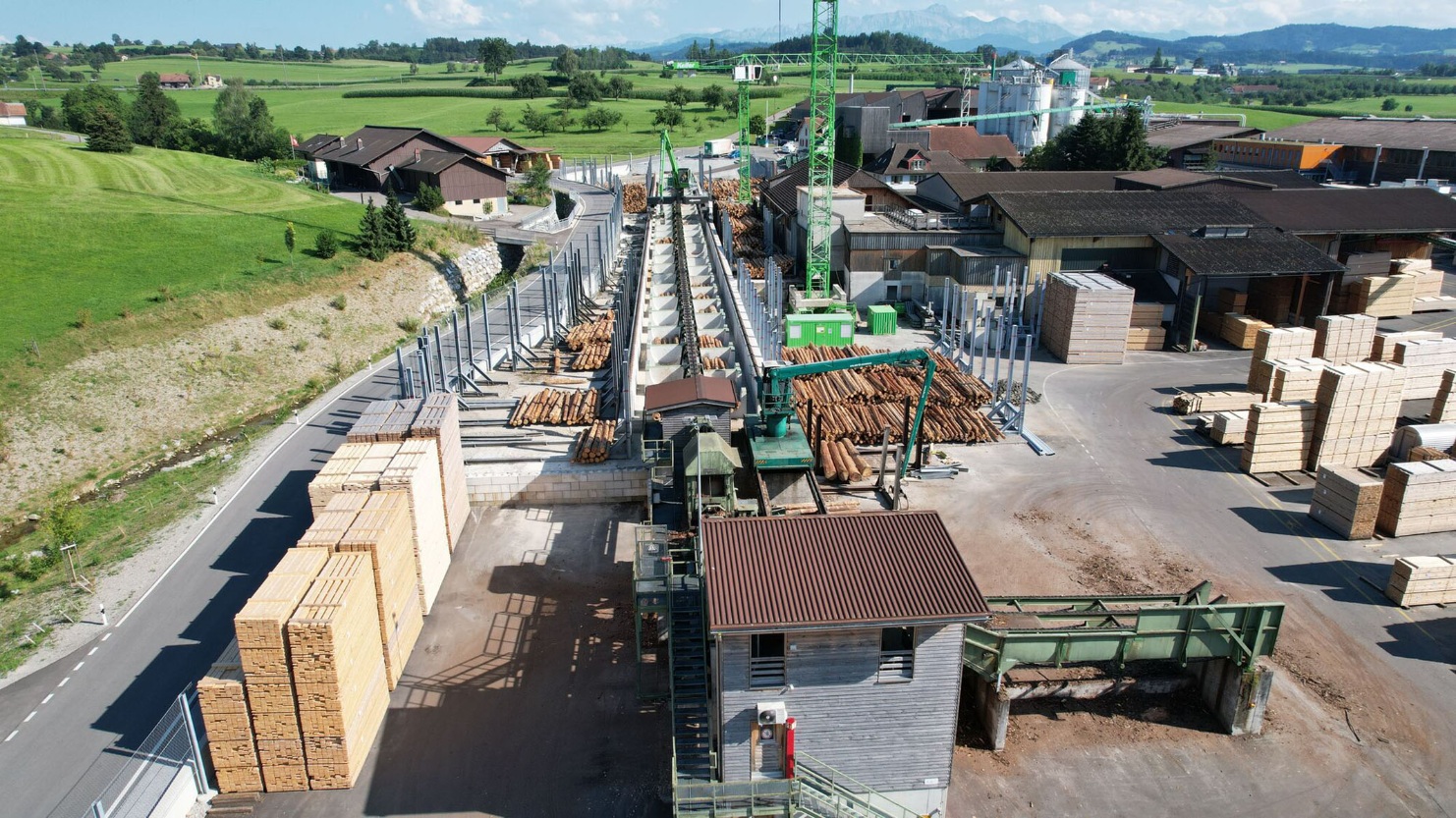 Rundholzplatz mit Portalkran und Schienenanlage