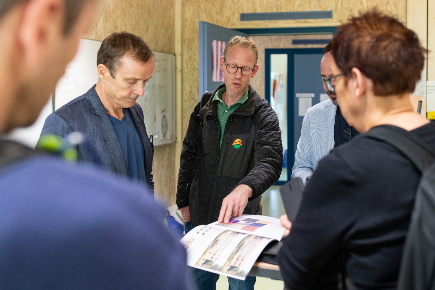 Lukas Osterwalder in conversation with Martin Jung, editor of the Schulbau magazine, and Inga Schäfer, editor of the journal Deutsche BauZeitschrift DBZ