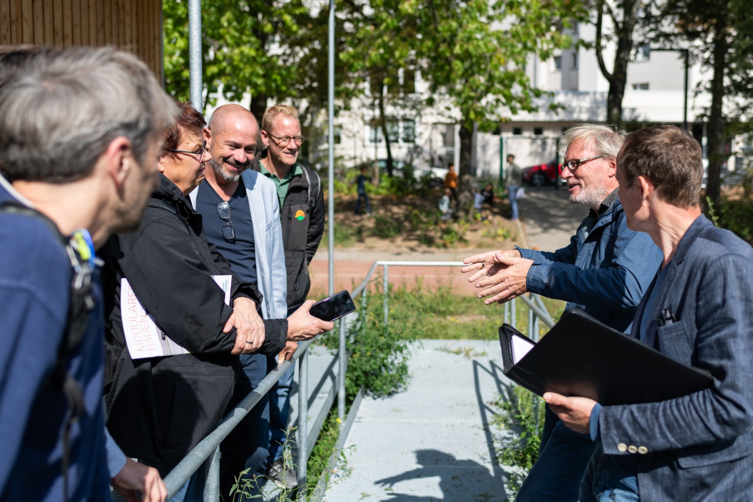 Herr Andreas Spiess vom Baumanagement des Bezirksamts Berlin Tempelhof-Schöneberg geht auf das Konzept und die Architektur des Schulgebäudes ein