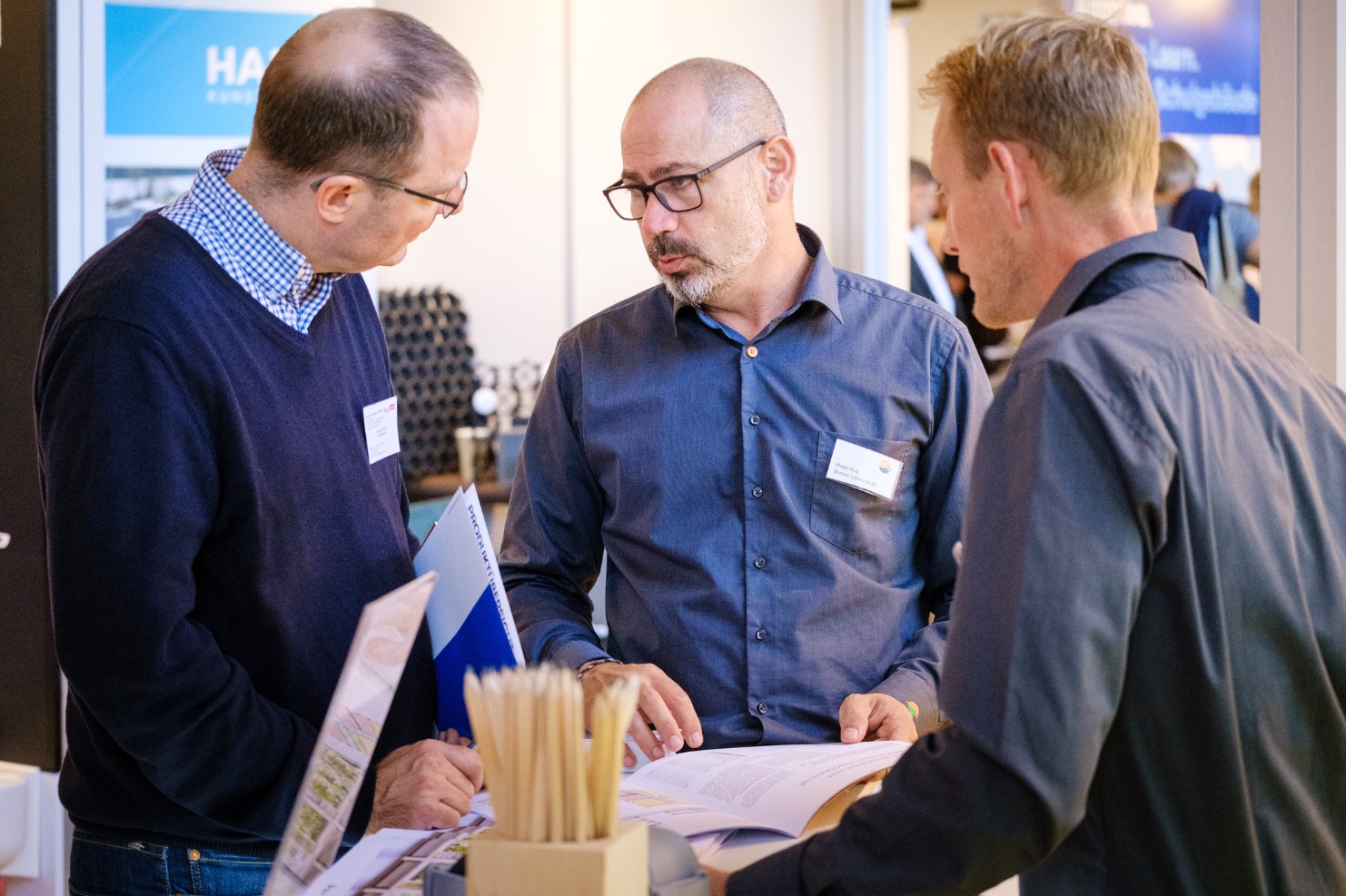 Migga Hug und Lukas Osterwalder im Gespräch mit einem Interessenten