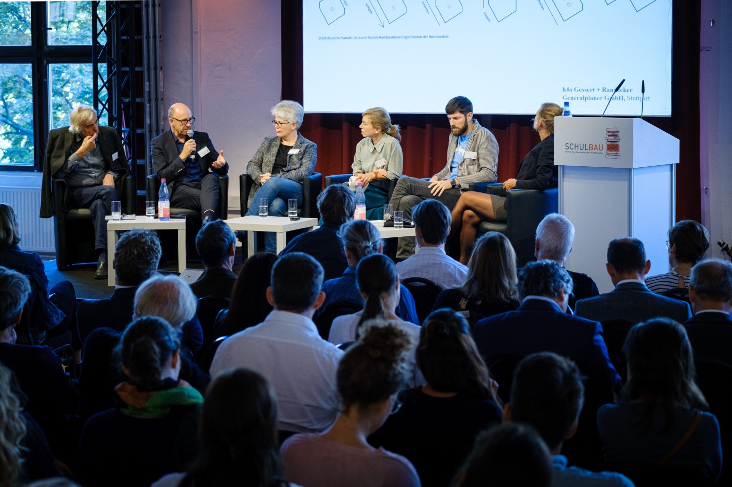 Tables rondes avec de nombreux spectateurs