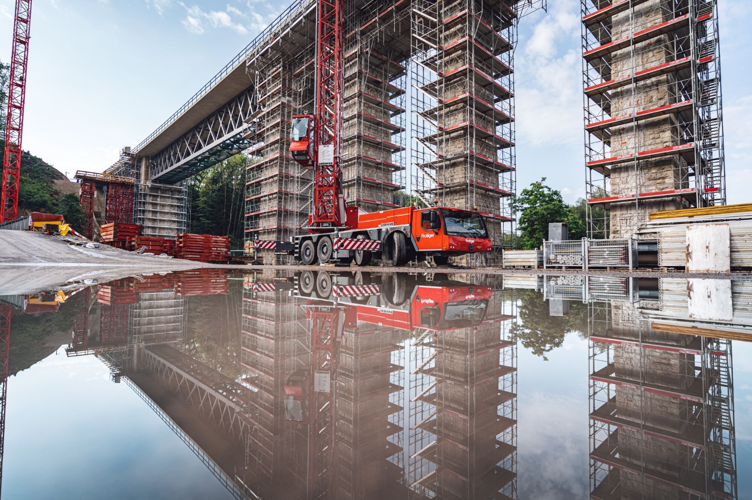 Baustelle mit Brückenbau und Frutiger-Kran