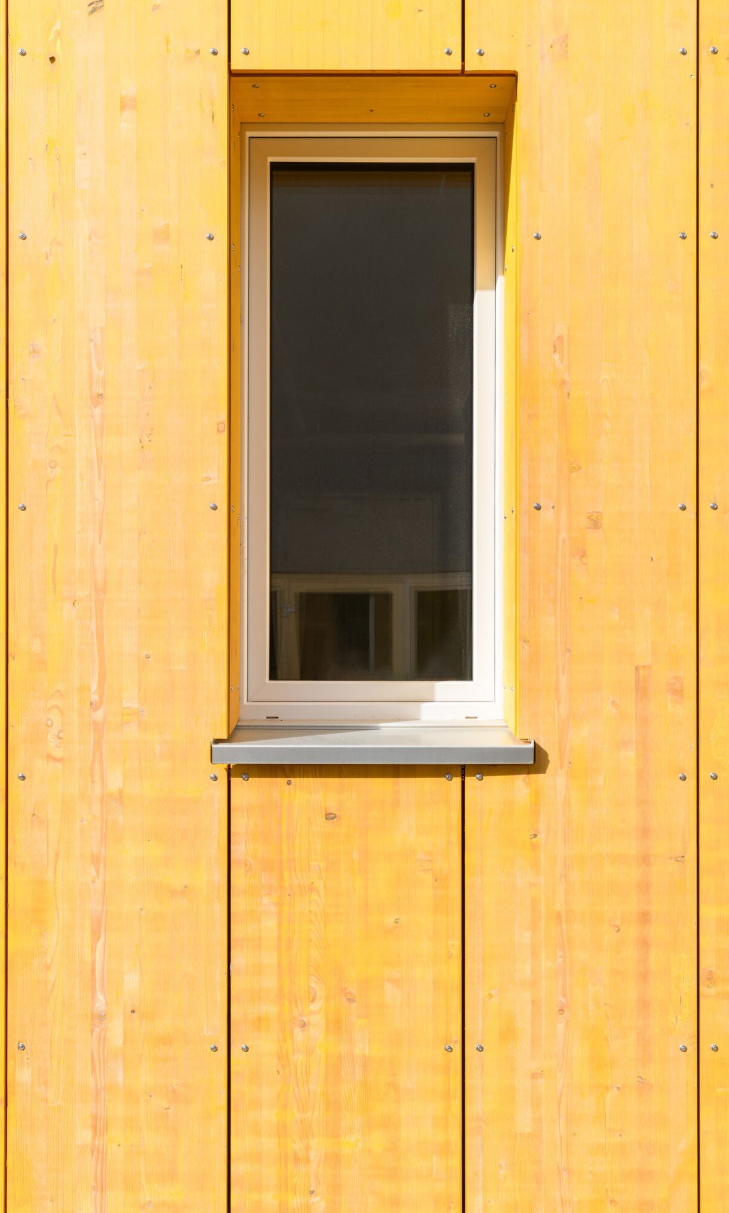 Fenêtres et façade en panneaux jaunes<br/><br/>