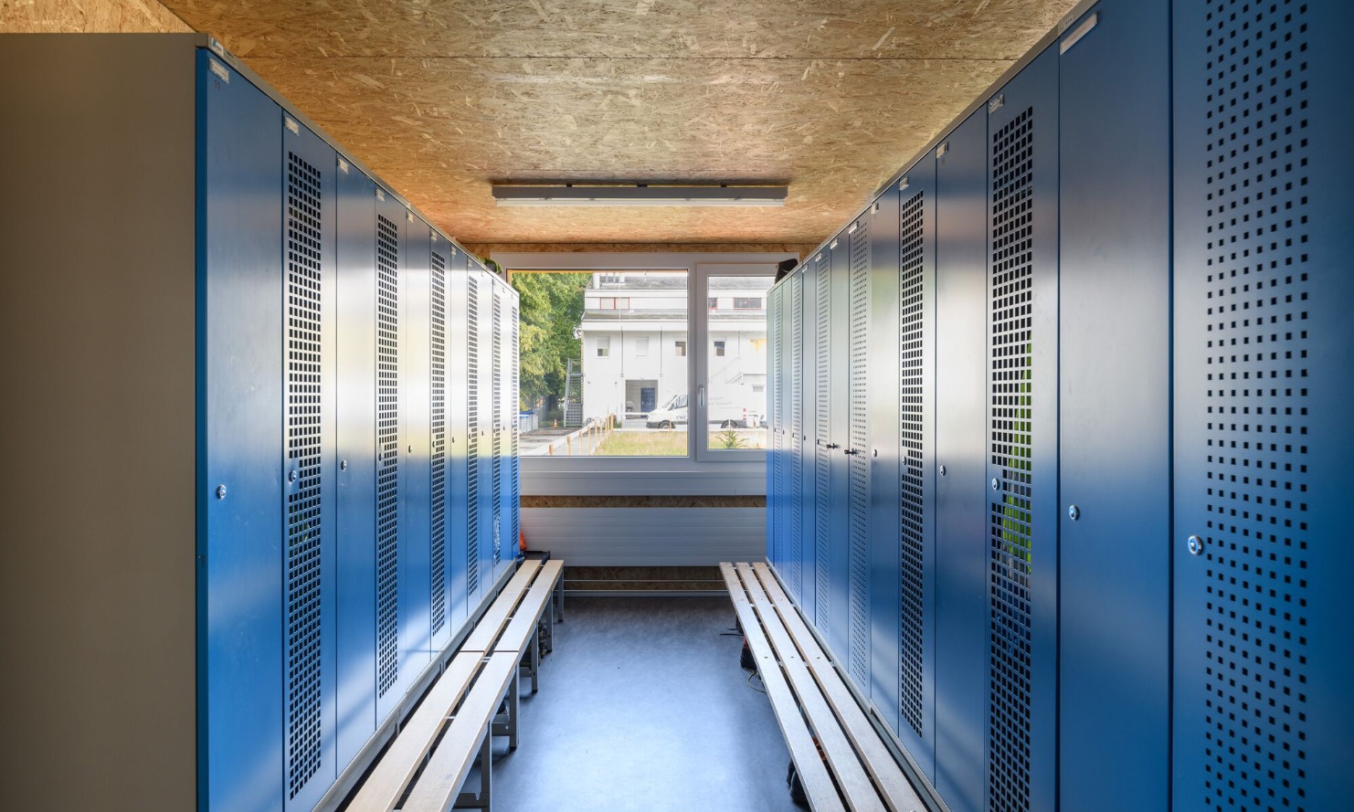 Vestiaire avec armoires bleues dans les bureaux provisoires d’ewz à Altstetten<br/><br/>