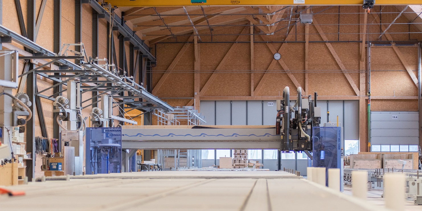 Mit Hilfe der Nagelbrücke werden Elemente für den Holzmodulbau gefertigt 