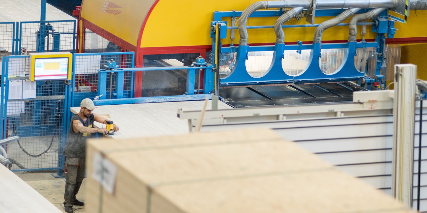 Un collaborateur usine le panneau manuellement