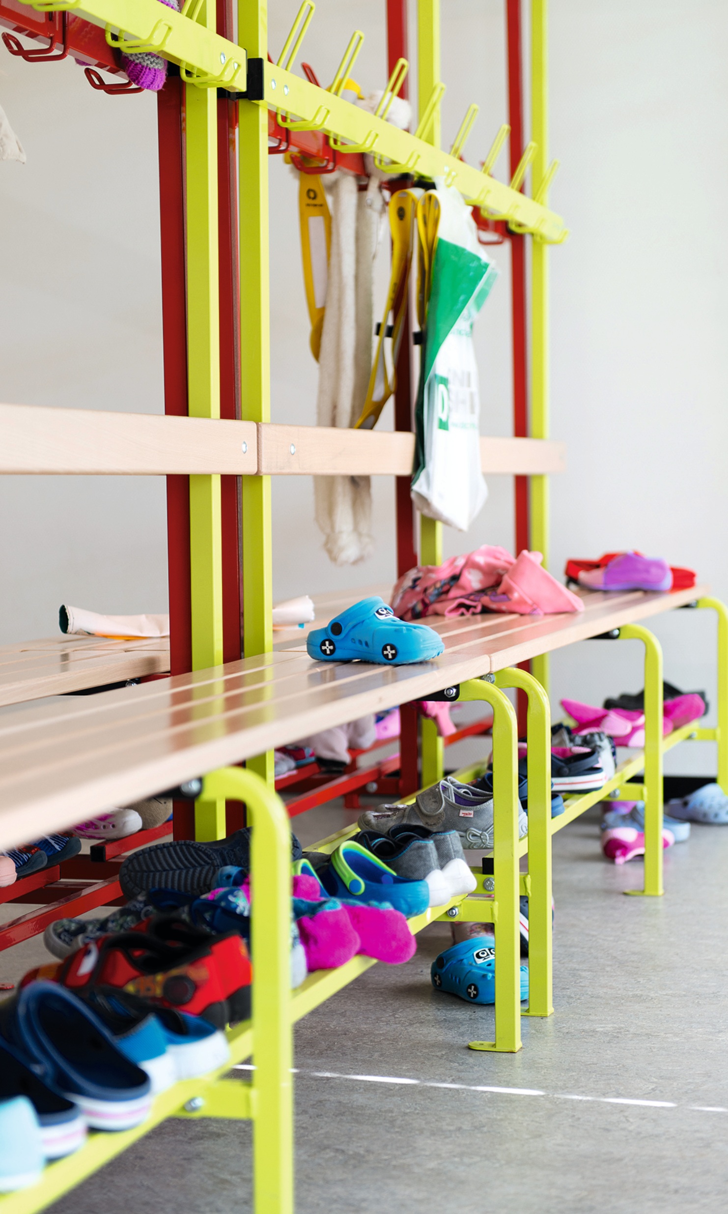 Freundliche Farben im Holzmodulbau motivieren im Schulalltag