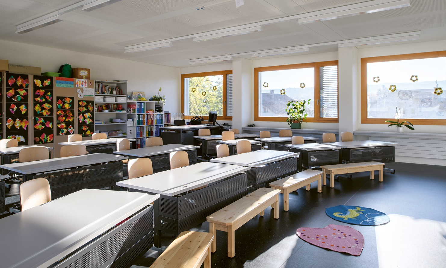 Lichtdurchflutete Klassenzimmer fördern das Lernen im Holzmodul