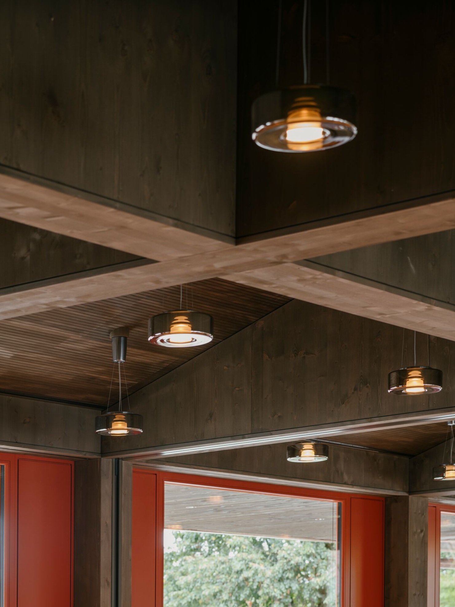 Decke mit quadratischem Raster in dunklem Holz