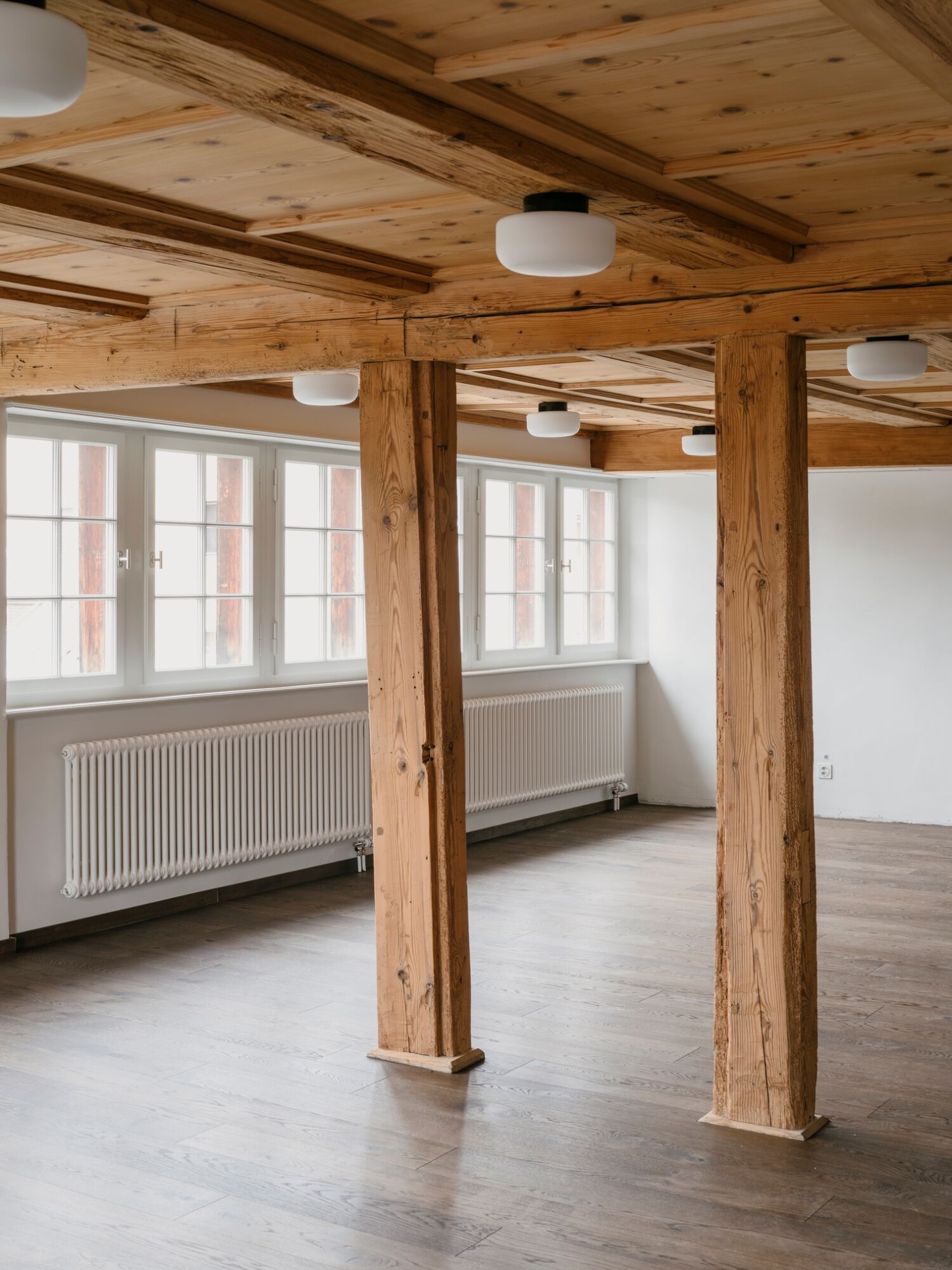 Innenraum mit Holzbalken in der Alten Herberge Niederbüren