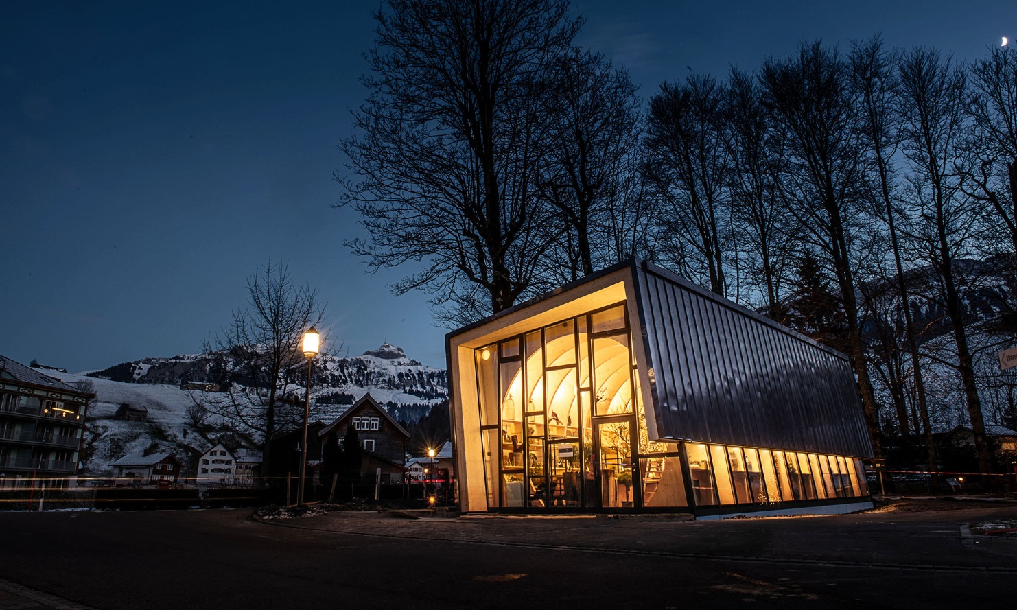 Gesamtansicht der Blumenwerkstatt bei Nacht