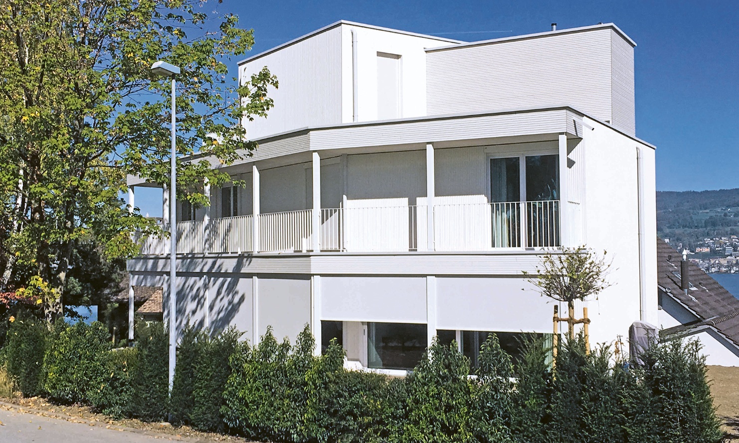 Gesamtaufnahme vom Einfamilienhaus mit Sicht auf den Bodensee bei schönem Wetter