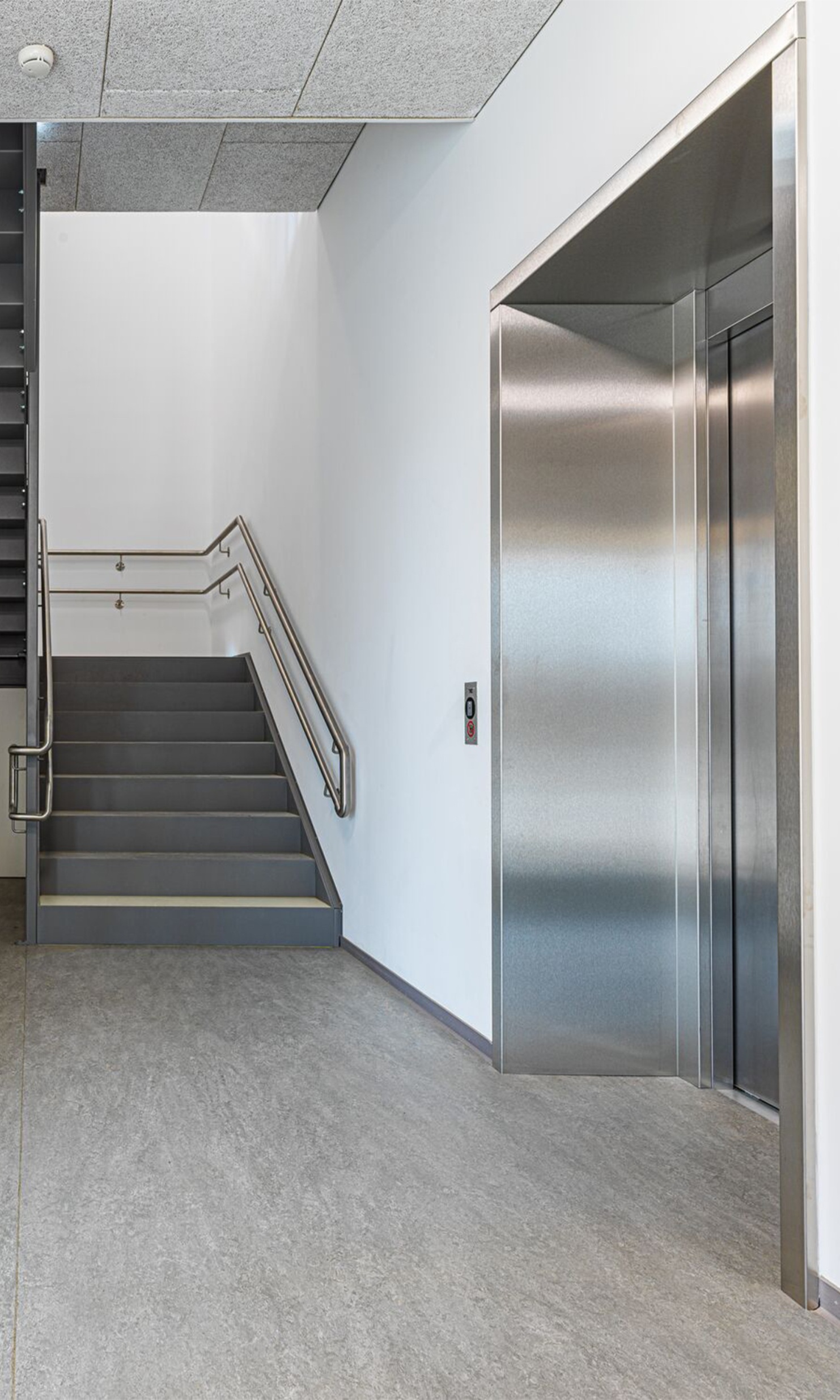 Treppenhaus und Lift im modularen Schulhaus