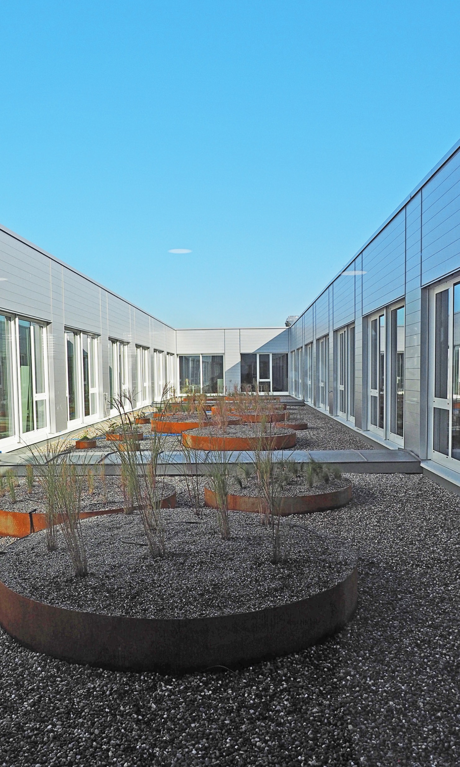 Vue de la terrasse de la cour intérieure dotée d’un atrium vert