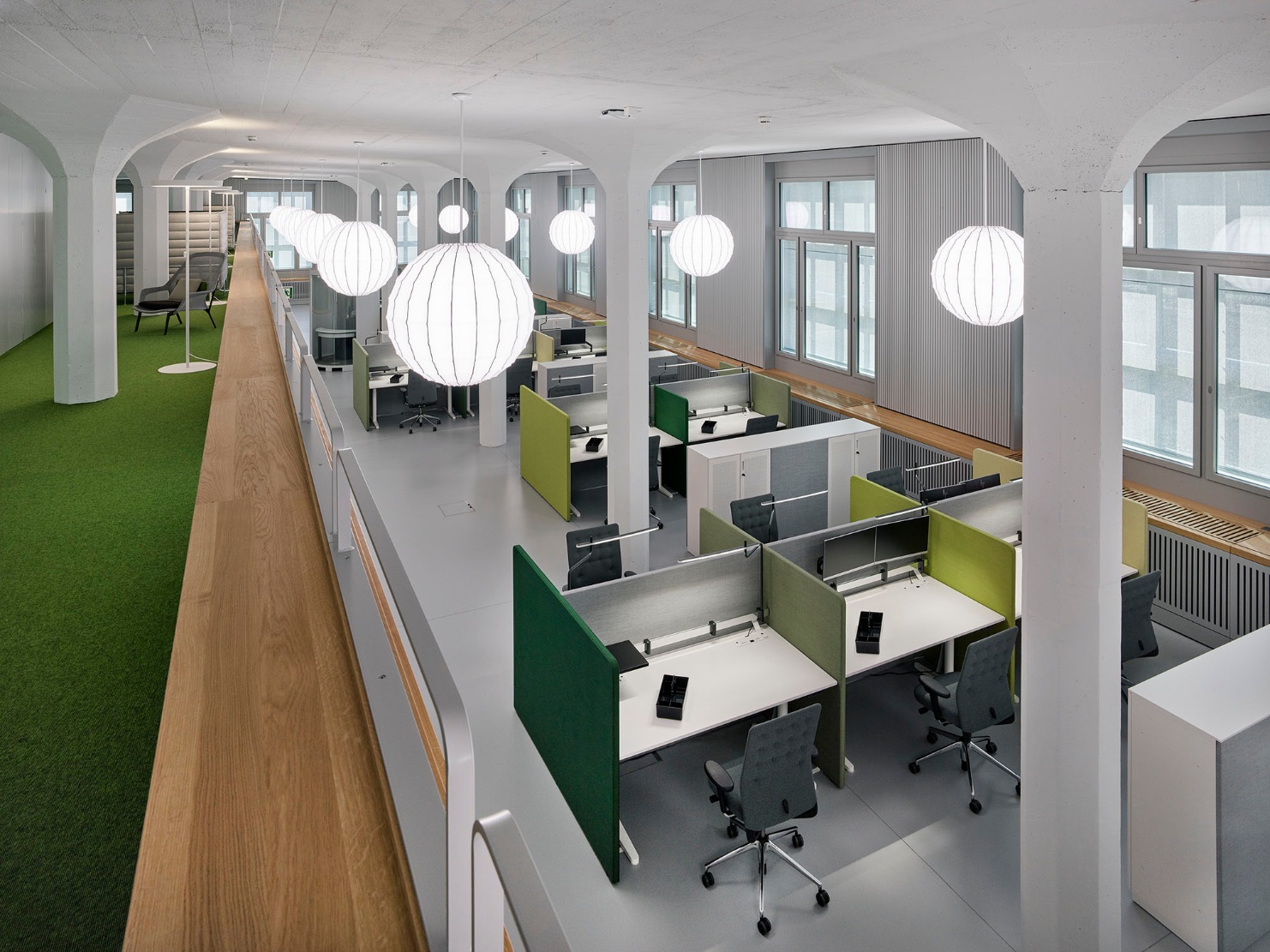 Internal view of the converted factory building: workplaces in the modern open-plan office.