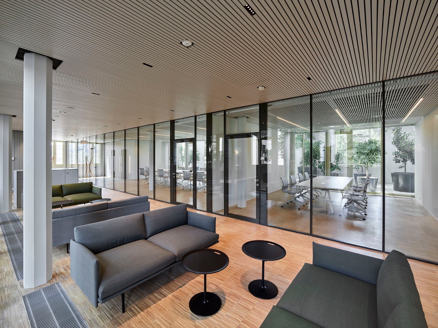 The lounge with seating areas in discreet grey and a glass front facilitates informal conversations