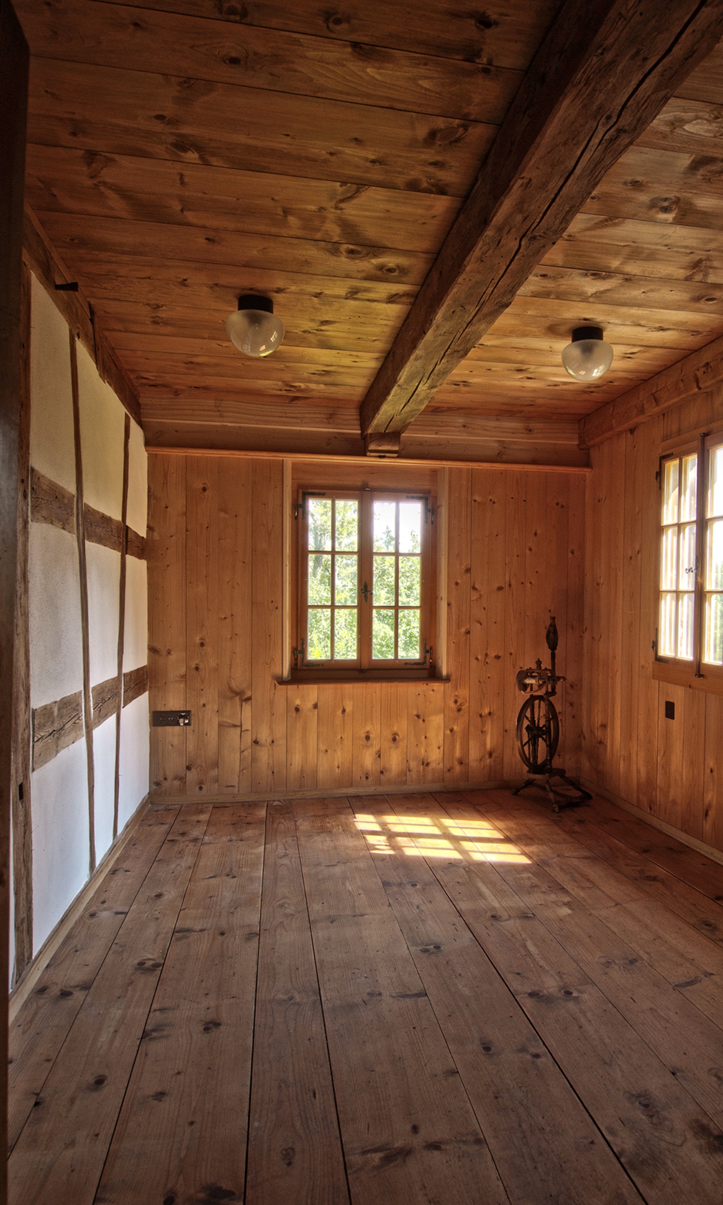 Innenansicht der denkmalgeschützten Kobesenmühle. Decke, Wände und Boden aus Holz.