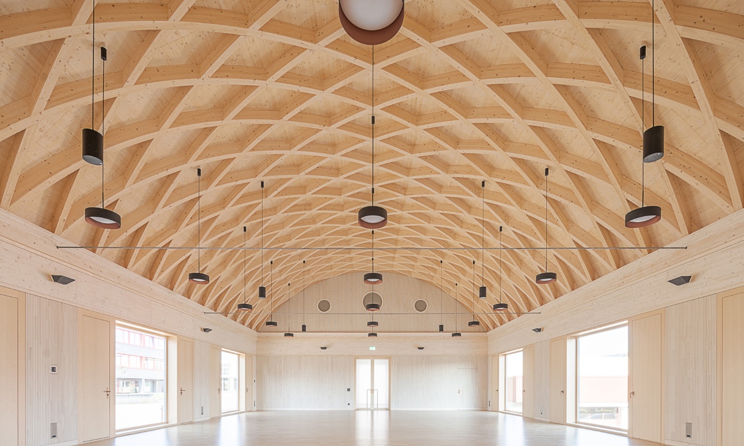 Panoramaaufnahme der Kulturhalle mit Fokus auf die Decke.