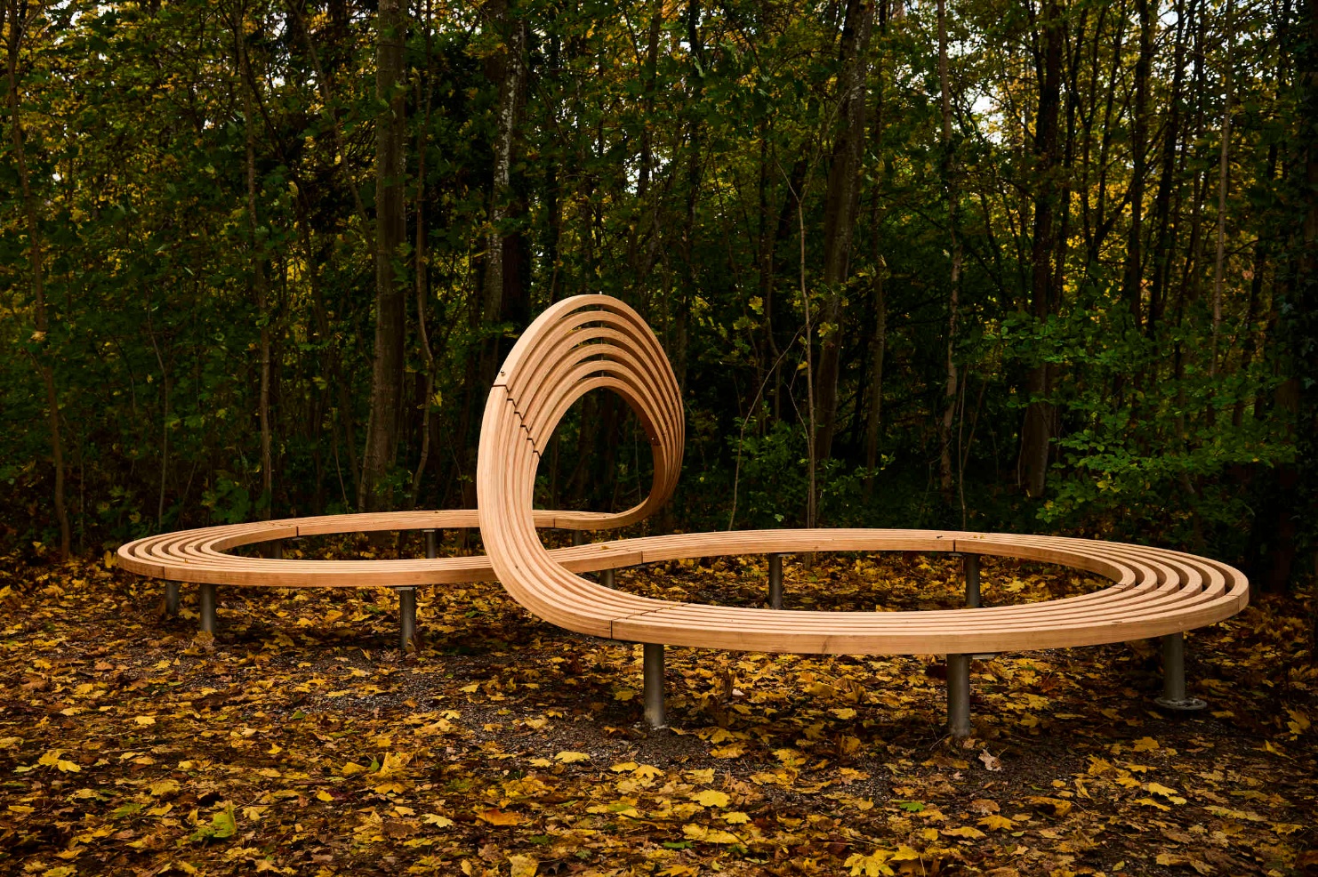 Holzobjekt "Resilienzband" im Outdoor-Parcours der psychiatrischen Universitätsklinik Zürich